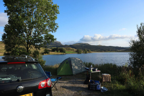 Wildkamperen met een tent in Noorwegen, uitzicht op een meer