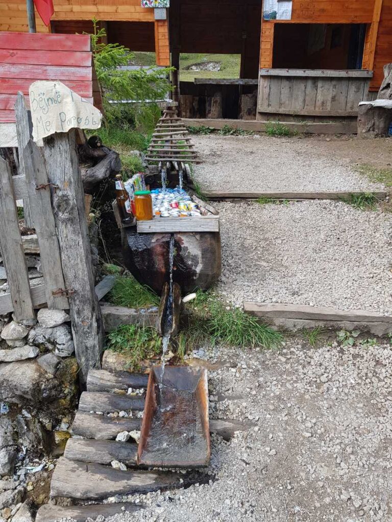 Gekoelde blikjes met bergwater