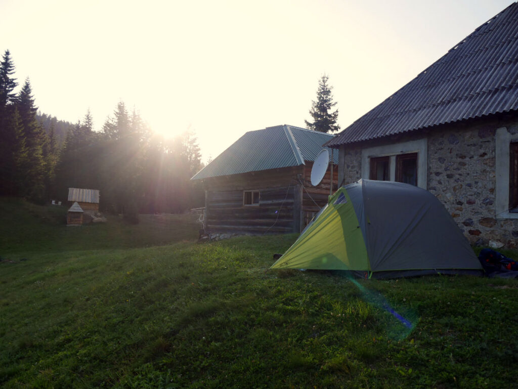 Tent bij homestay met ondergaande zon