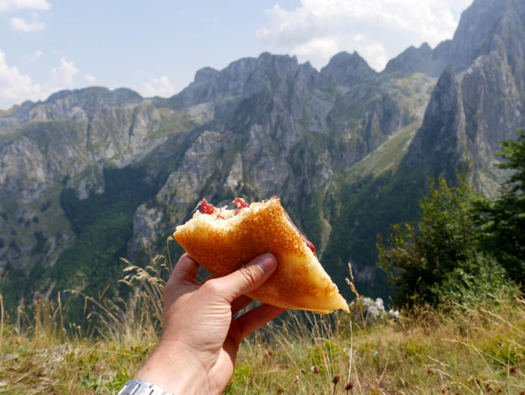 Broodje in hand met op de achtergrond bergen
