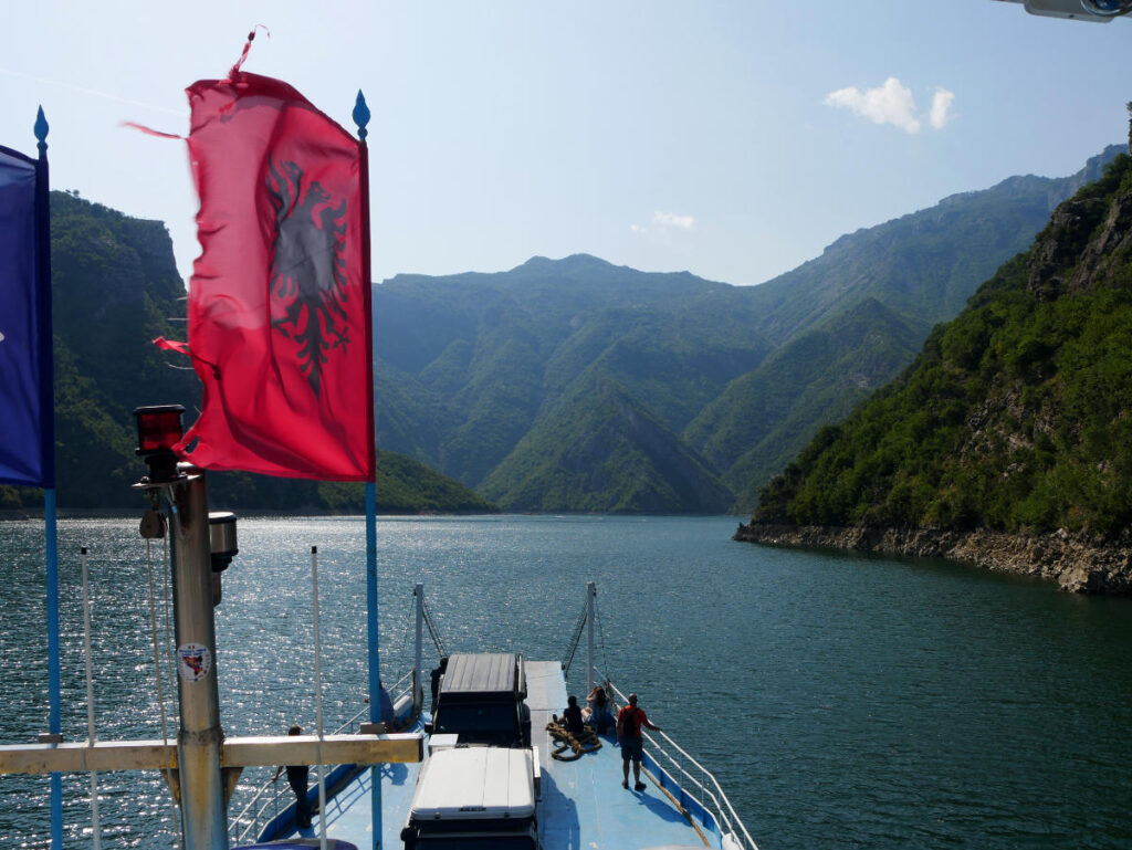 Ferry met Albanese vlag